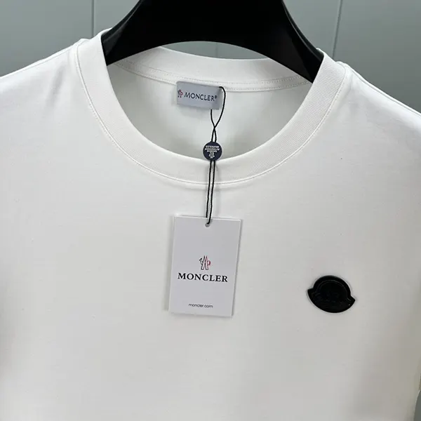 プレゼント最適 モンクレール ロゴディテール コットン Tシャツ moj97198