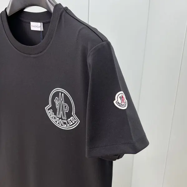 一目惚れ♪ モンクレール ロゴパッチ付 クルーネック半袖Tシャツ moc78903