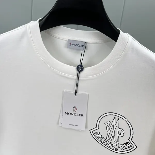 一目惚れ♪ モンクレール ロゴパッチ付 クルーネック半袖Tシャツ moc78903