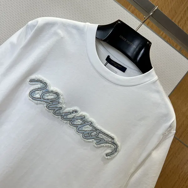 n級品 おすすめ ルイヴィトン デニムシグネチャーTシャツ コピー 白 ロゴ 刺繍 vut42387