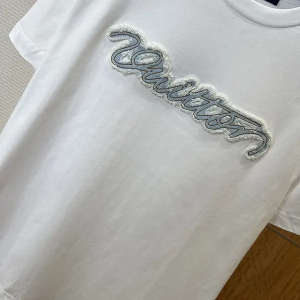 n級品 おすすめ ルイヴィトン デニムシグネチャーTシャツ コピー 白 ロゴ 刺繍 vut42387