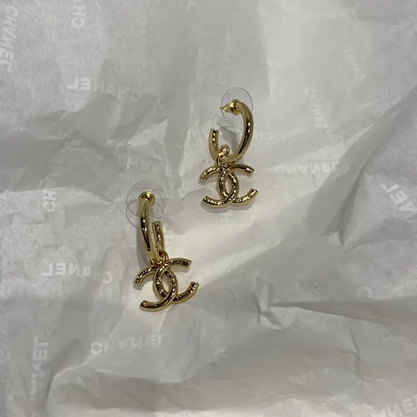 希少 シャネル ミニマル美が光る 上品フープピアス shz10096
