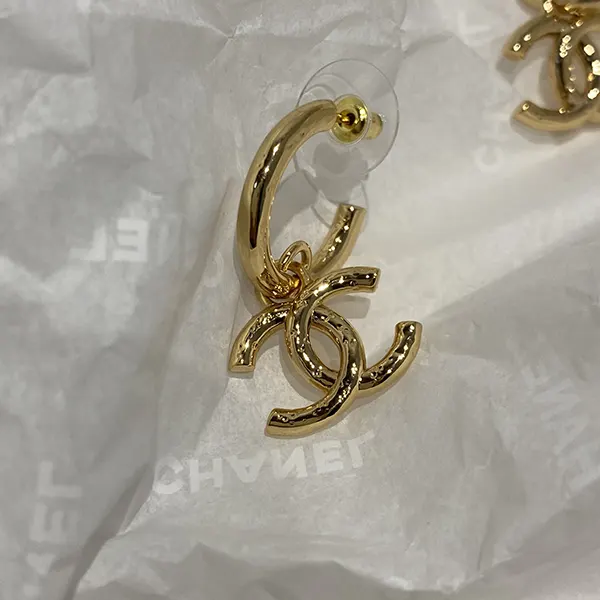 希少 シャネル ミニマル美が光る 上品フープピアス shz10096