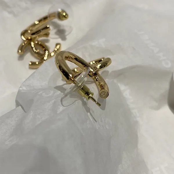 希少 シャネル ミニマル美が光る 上品フープピアス shz10096
