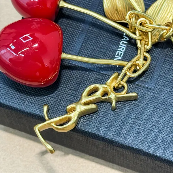 使い勝手良し サンローラン ゴールドトーンと樹脂製のキーホルダー Sad94482