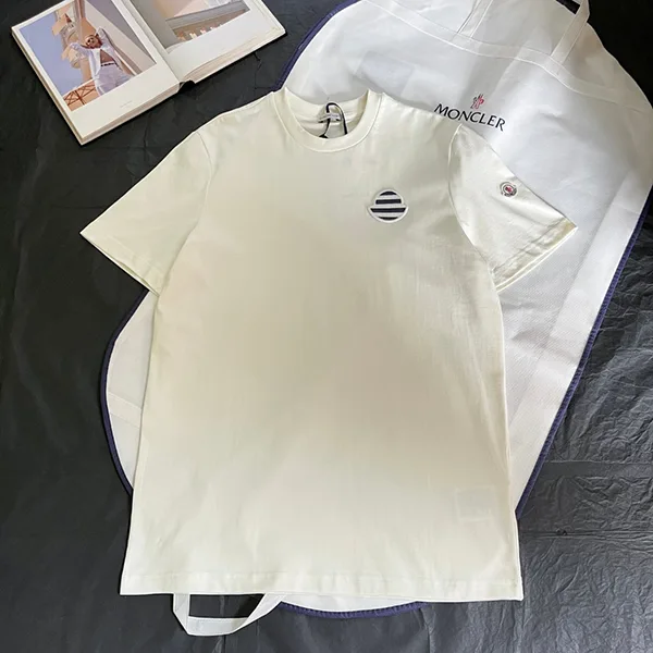 高品質【モンクレール】ロゴ パッチ クルーネック T シャツ コピー 8C0007189B8