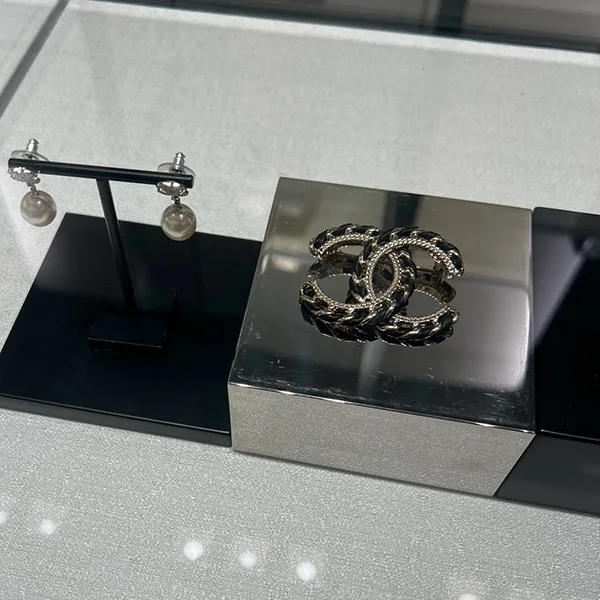 シックなブラックレザー×シルバー シャネル ブローチ