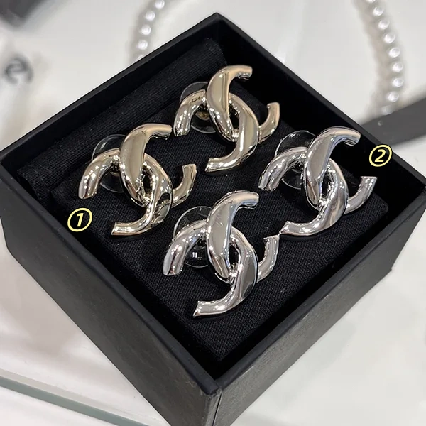 シンプル上品♪ シャネル ピアス コピー CCロゴ