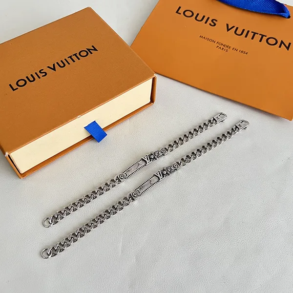 ルイヴィトン LV ウィスパー グルメット 偽物 シルバー