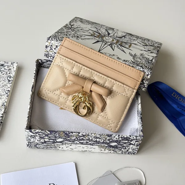 ときめく可愛さ♡【ディオール】 Lady Dior カードケース S2604OUQA_M900