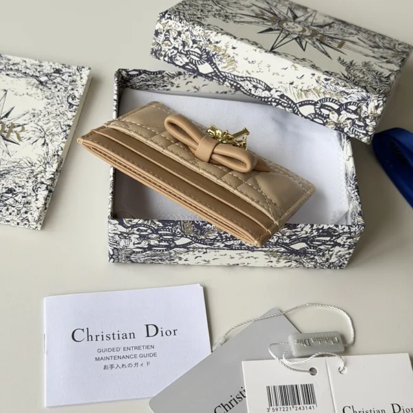 ときめく可愛さ♡【ディオール】 Lady Dior カードケース S2604OUQA_M900