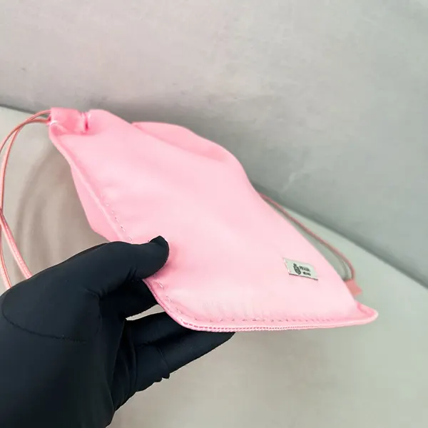 プラダ ウィッシュ シルクダッチェス ポーチ n級品