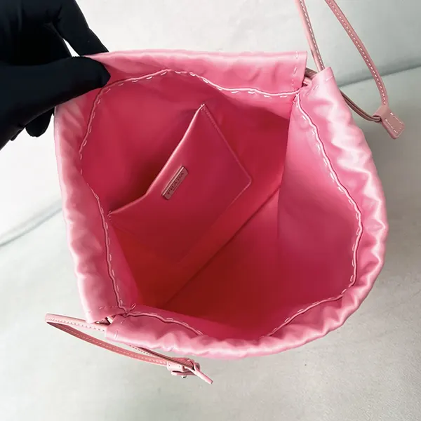 プラダ ウィッシュ シルクダッチェス ポーチ n級品