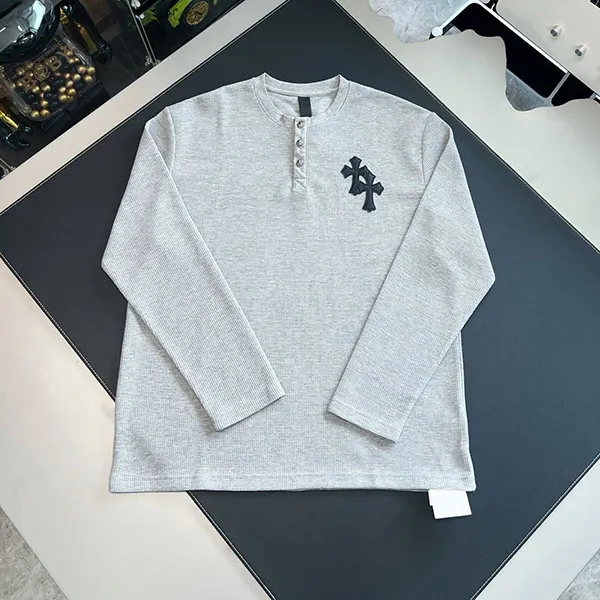 クロムハーツ スーパーコピー レザークロスパッチ サーマル ヘンリーネック ロングスリーブ Tシャツ / グレー