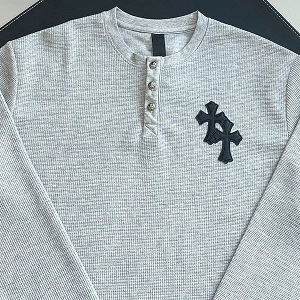 クロムハーツ スーパーコピー レザークロスパッチ サーマル ヘンリーネック ロングスリーブ Tシャツ / グレー