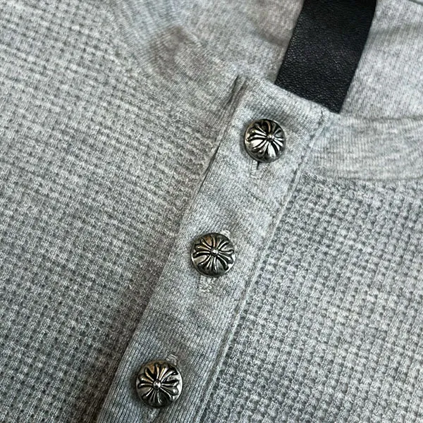 クロムハーツ スーパーコピー レザークロスパッチ サーマル ヘンリーネック ロングスリーブ Tシャツ / グレー