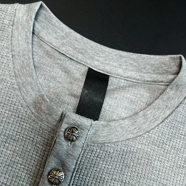 クロムハーツ スーパーコピー レザークロスパッチ サーマル ヘンリーネック ロングスリーブ Tシャツ / グレー