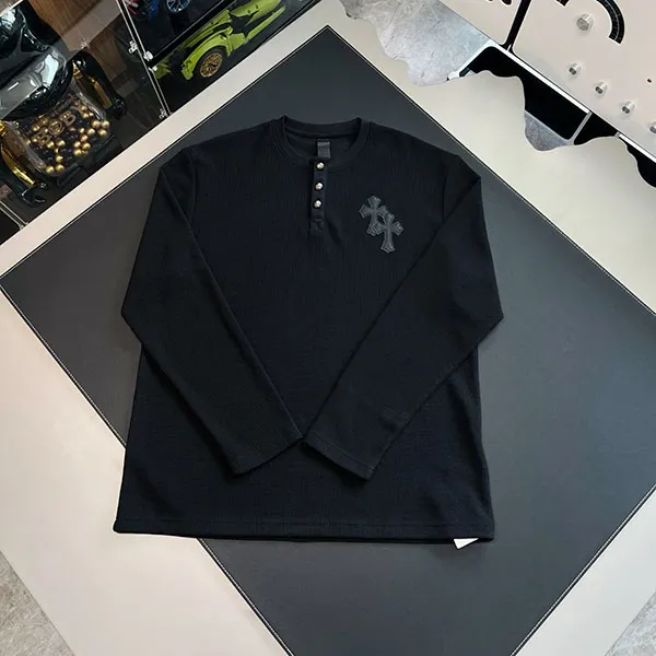 クロムハーツ スーパーコピー レザークロスパッチ サーマル ヘンリーネック ロングスリーブ Tシャツ / ブラック