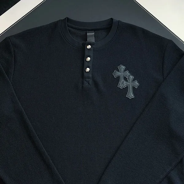 クロムハーツ スーパーコピー レザークロスパッチ サーマル ヘンリーネック ロングスリーブ Tシャツ / ブラック
