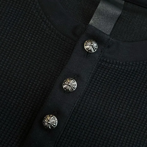 クロムハーツ スーパーコピー レザークロスパッチ サーマル ヘンリーネック ロングスリーブ Tシャツ / ブラック