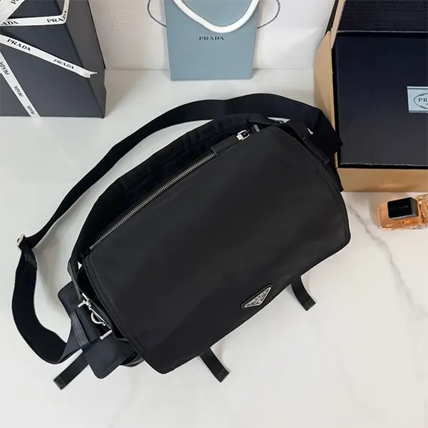 大注目◆プラダ エクスプローラ Re-Nylon xレザー バッグ スーパーコピー メンズ 2VD082_2DW3