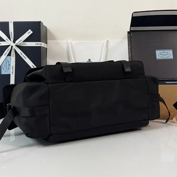 大注目◆プラダ エクスプローラ Re-Nylon xレザー バッグ スーパーコピー メンズ 2VD082_2DW3