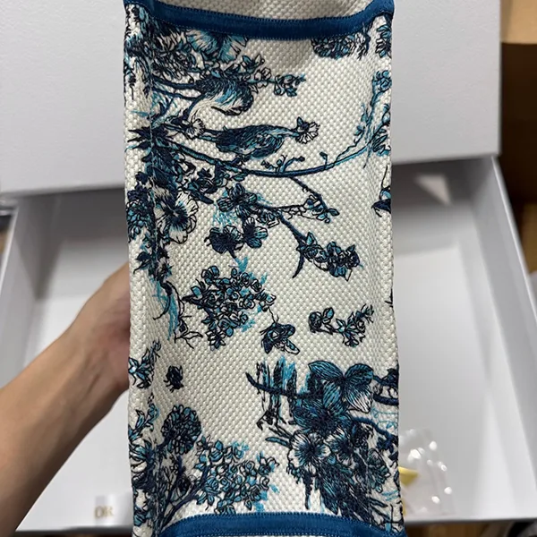 【コーデに華を添えてくれる】ディオール Book Tote ミディアム M1354PEQM_M928