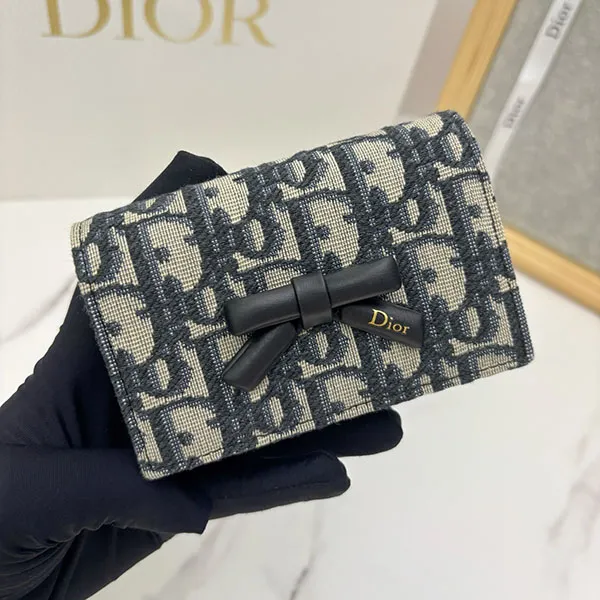【リボンに宿る、気品】ディオール Oblique Bow Glycine ウォレット スーパーコピー S2508OUQY_M928