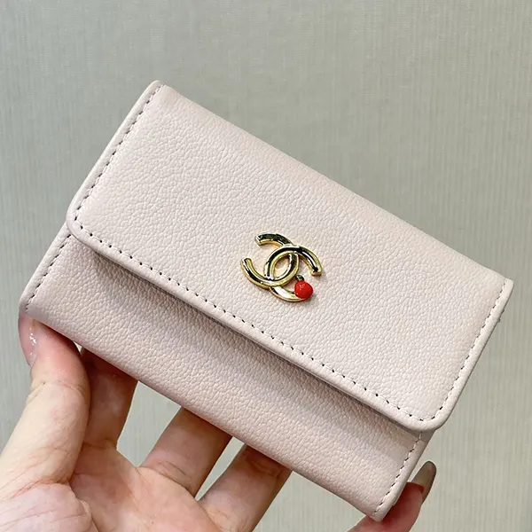 シャネル 二つ折り財布 チャーム付き CCロゴ AP5293