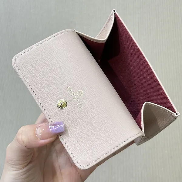 シャネル 二つ折り財布 チャーム付き CCロゴ AP5293