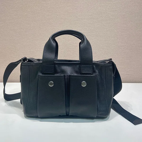 プラダ ミディアムレザーショッピングバッグ 1BG660