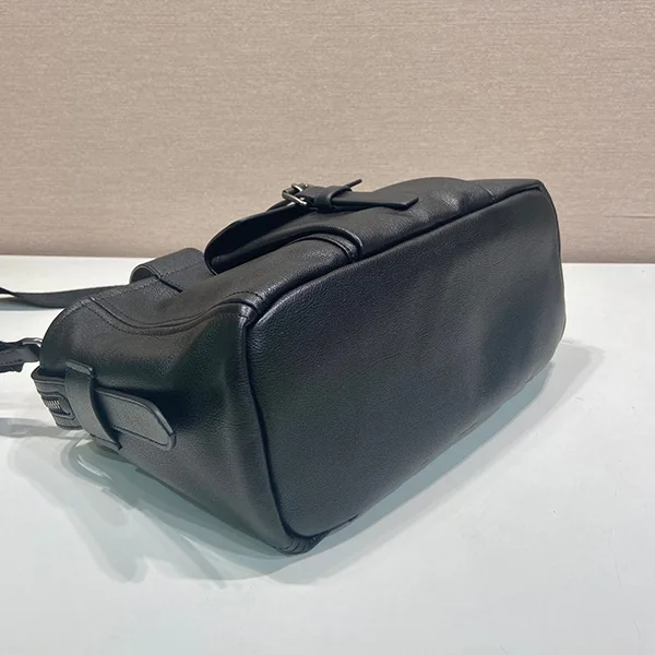 プラダ ミディアムレザーショッピングバッグ 1BG660