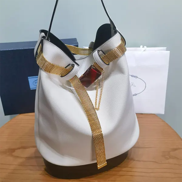 形もベルトも印象的《プラダ》バケットバッグ スーパーコピー ジュエルベルト付き pug69334