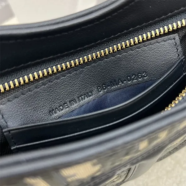 【大人気!】ディオール CD SIGNATURE ホーボー ミニバッグ スーパーコピー S2213UTZQ M928