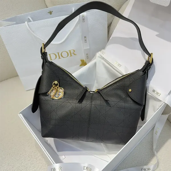 凛とした大人の余裕♡【ディオール スーパーコピー】Dior Voyage バッグ スモール M2845UJVC_M900